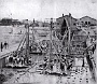 1872 il cantiere per la posa dei pali di fondazione del sostegno all'incile del canale Battaglia e sullo sfondo,appena visibile,il sostegno-regolatore sul canale maestro.